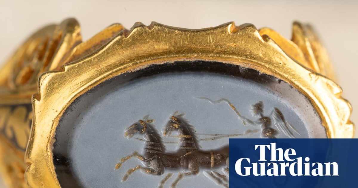 Somerset detectorist strikes gold with ‘spectacular’ Roman ring find | Roman Britain