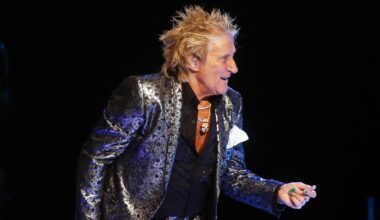 Rod Stewart pauses Utah concert after nearly fainting onstage