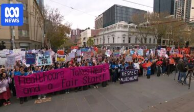 Allied health workers walk off the job in Victoria as pay negotiations break down
