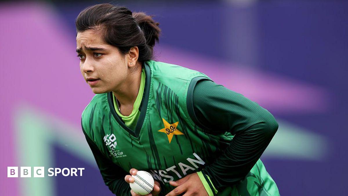 Fatima Sana bowling for Pakistan against South Africa at the T20 World Cup