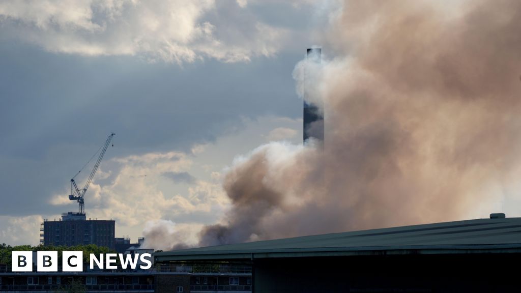 Bermondsey recycling centre fire causes disruption to rail travel - BBC