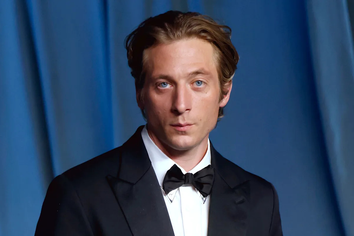 ‘The Bear’ Star Jeremy Allen White Reveals Massive Keepsake He Stole From Set
