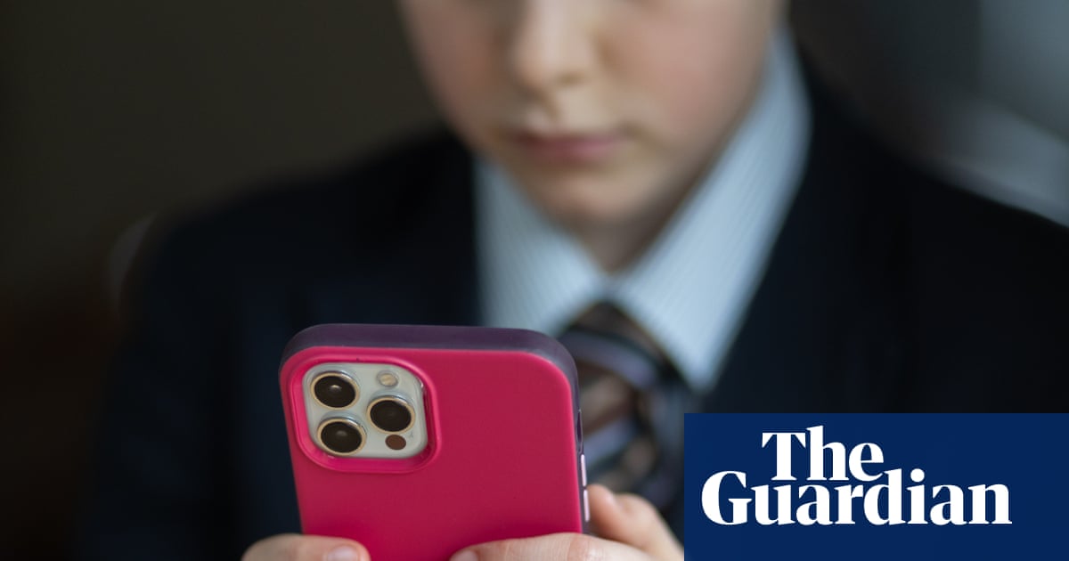 Starmer gives tech firms ultimatum to block explicit images on children’s phones | Internet safety