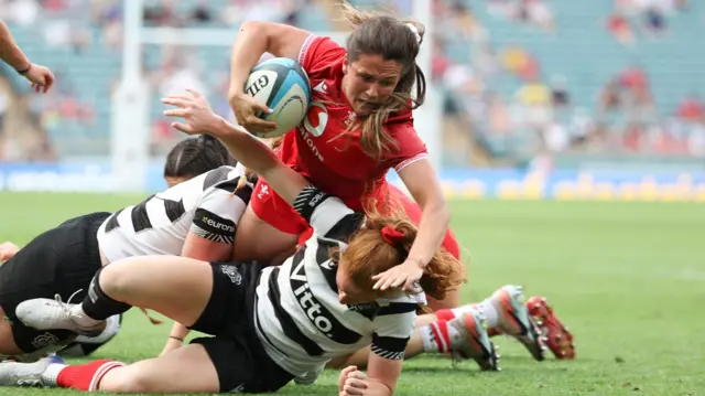 Kayleigh Powell scores try