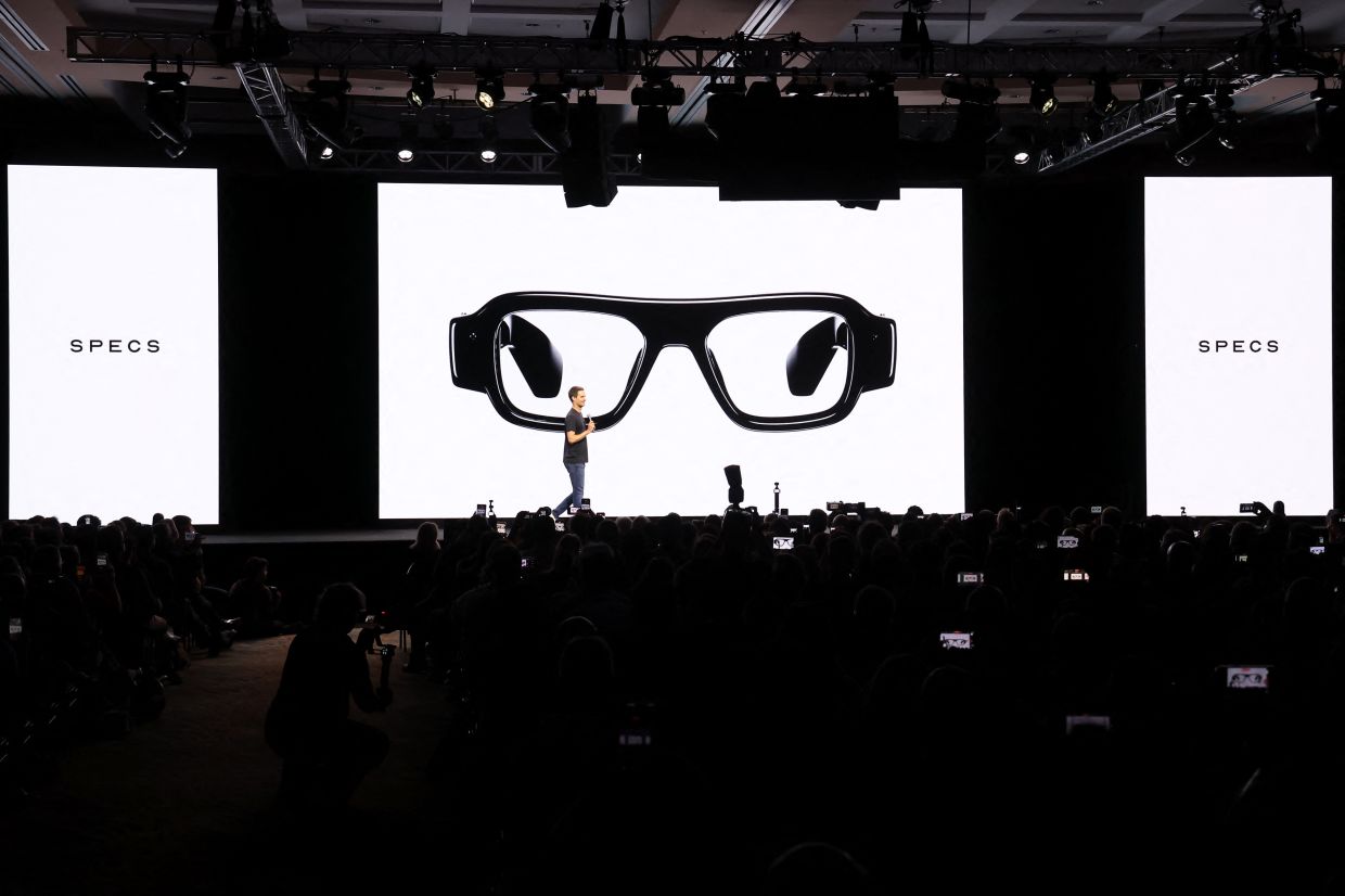 Snap bets on AR glasses in post-smartphone race
