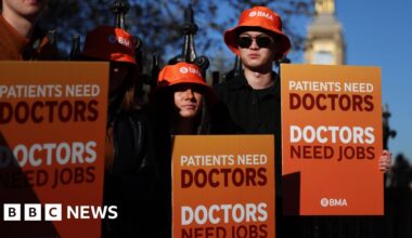 Resident doctors in England call off strike - BBC