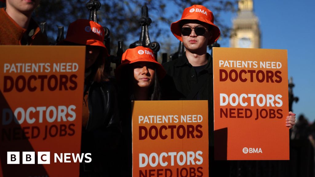 Resident doctors in England call off strike - BBC