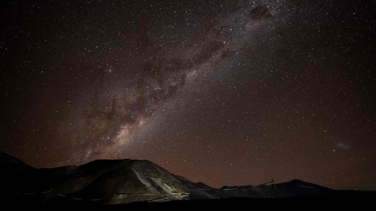 Milky Way's giant black hole blows surprisingly gentle breeze