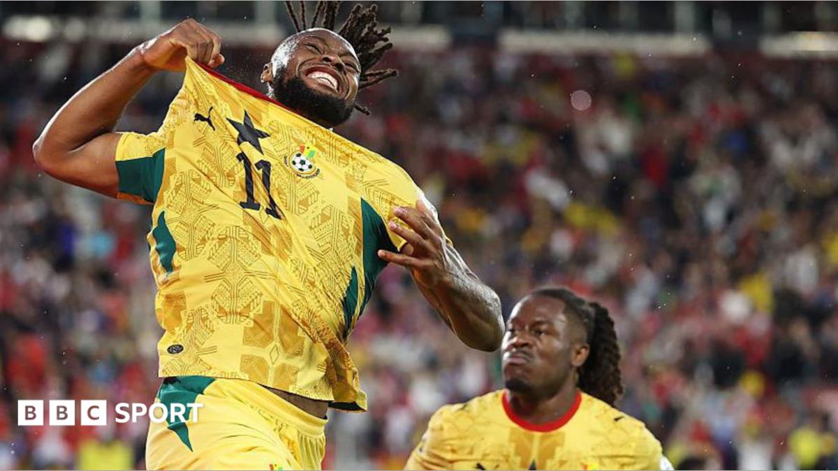 Ghana and Panama players battle for the ball