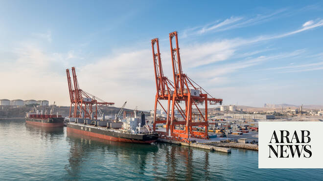 Oman trade surplus steady at $4bn despite drop in oil, gas exports 
