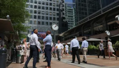 UK jobs slump deepens as Starmer woes add to headwinds, REC says