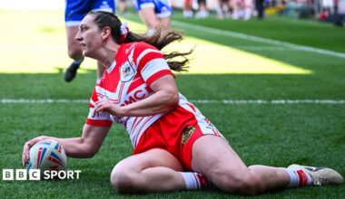 Rachael Woosey dotting down to score a try for St Helens.
