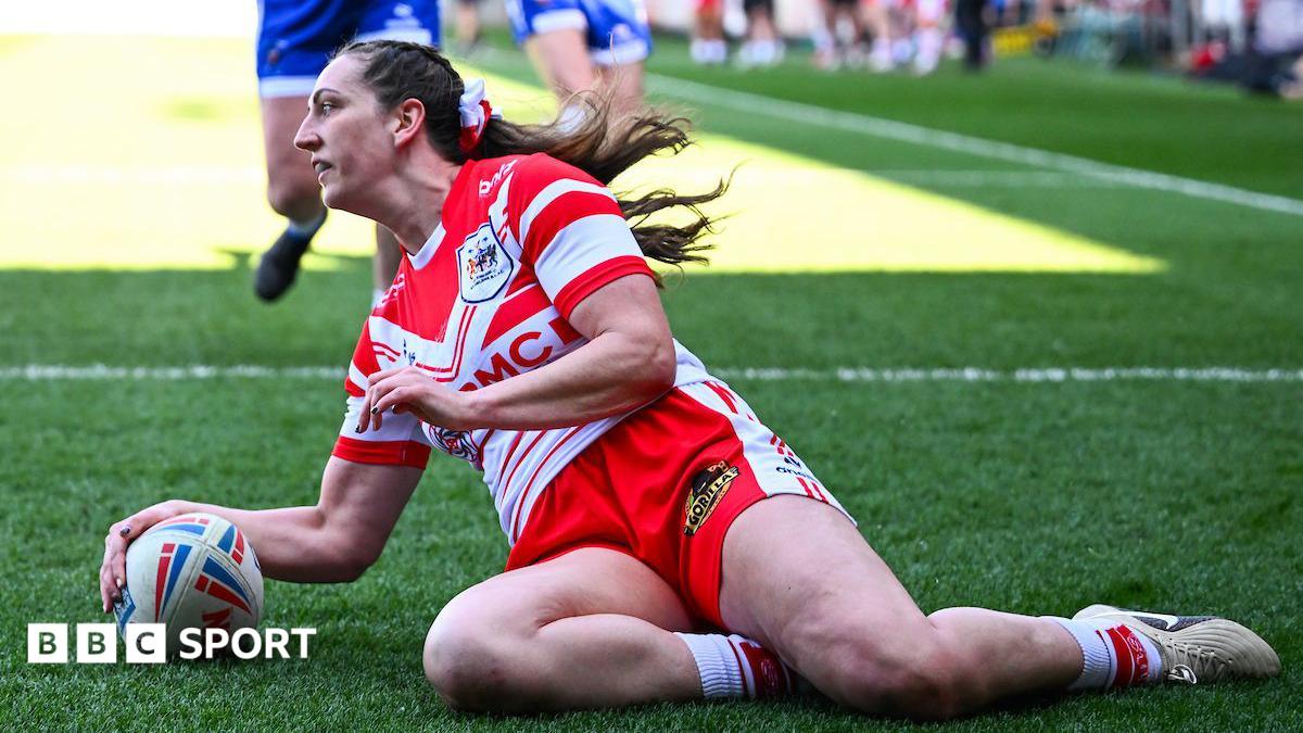 Rachael Woosey dotting down to score a try for St Helens.