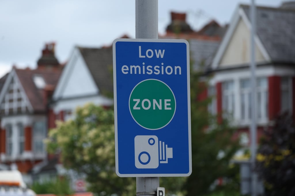 A sign notifies motorists of an ultra-low-emission zone in London, England, the UK, on August 4, 2023. Photo: EPA-EFE