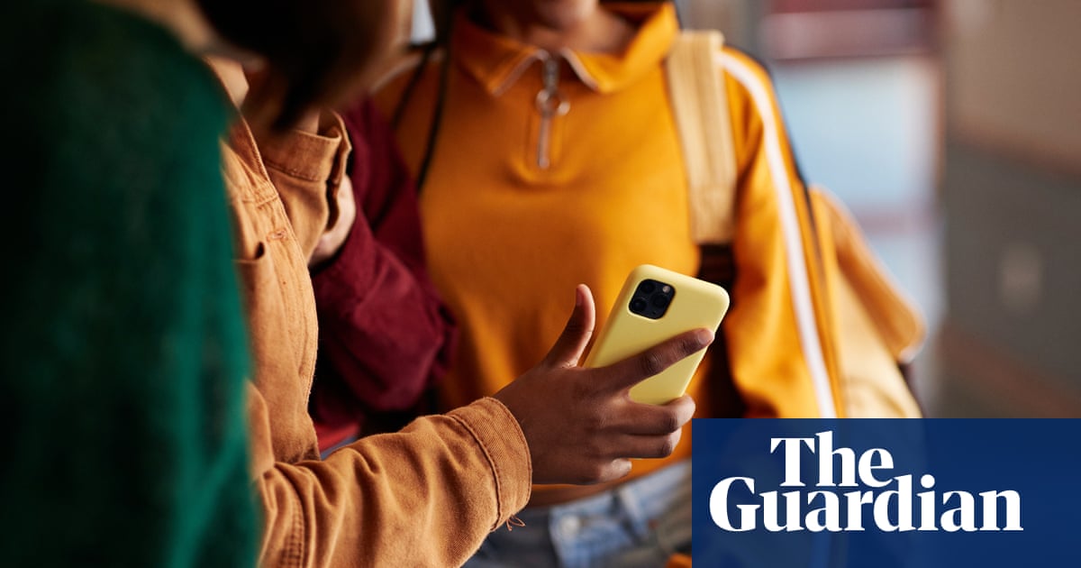 Starmer to announce ‘Australia plus’ ban on social media for under-16s | Social media ban