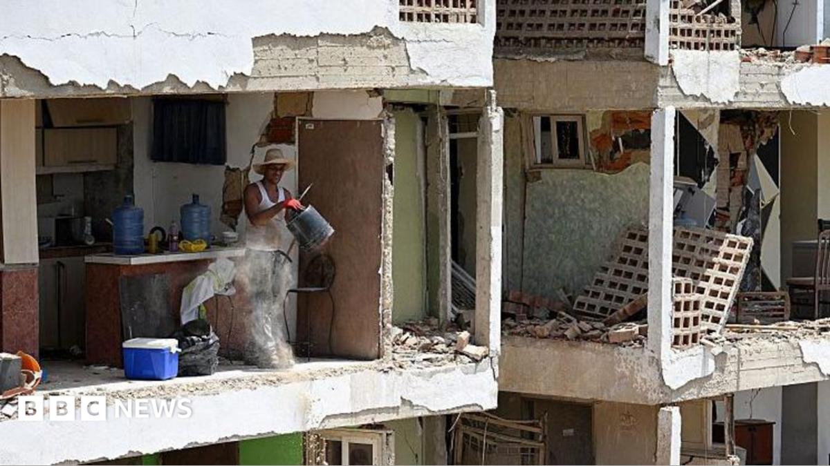 Venezuela: Rescuers 'pulling people out with their bare hands' as earthquakes kill 920 - live updates
