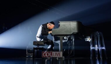 Razel singing and playing for widows and orphans at a Colel Chabad event