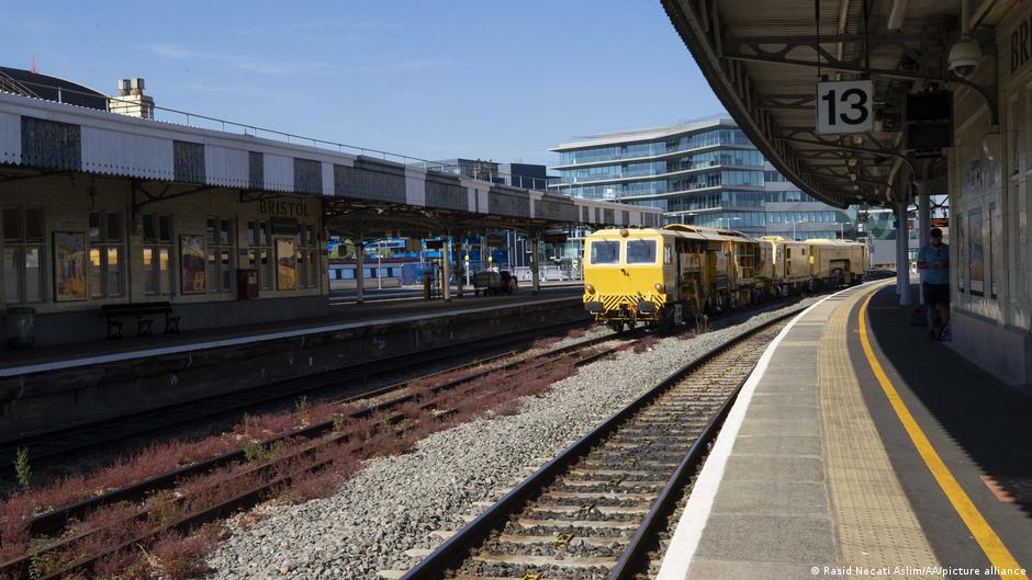 UK: Two trains collide north of London, injuries reported