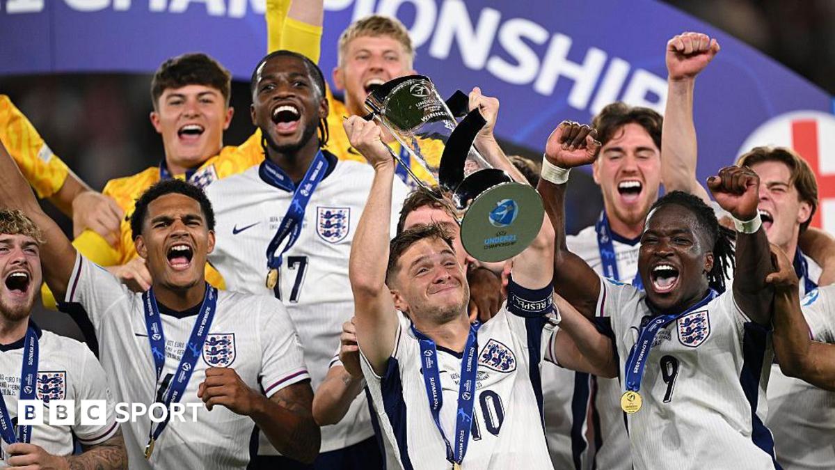 James McAtee lifts the Euro 2025 trophy with the England Under-21s