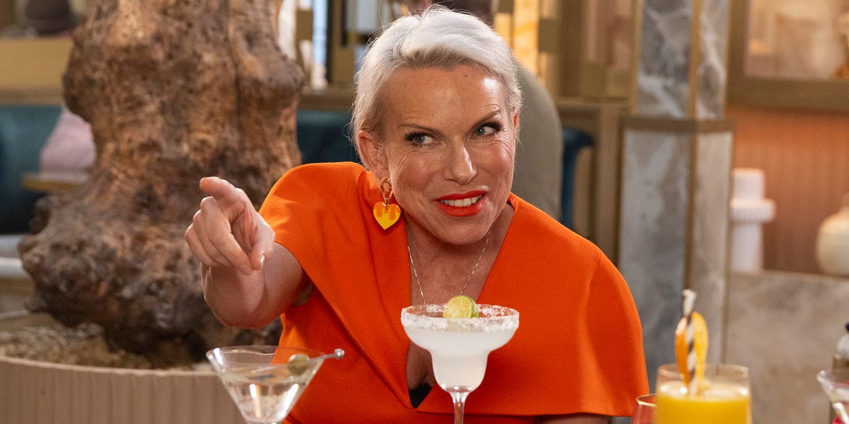 Coronation Street writes in Sue Devaney's real-life hair transformation in latest episode