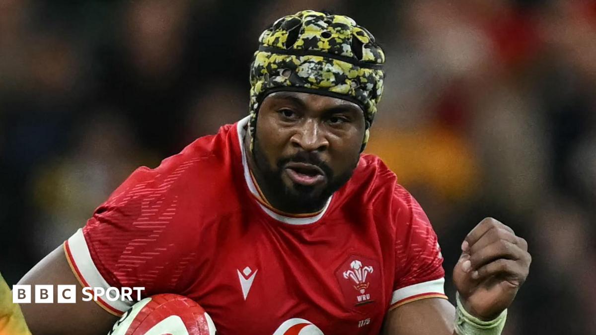 Christ Tshiunza runs with the ball under his right arm for Wales against Australia in 2024