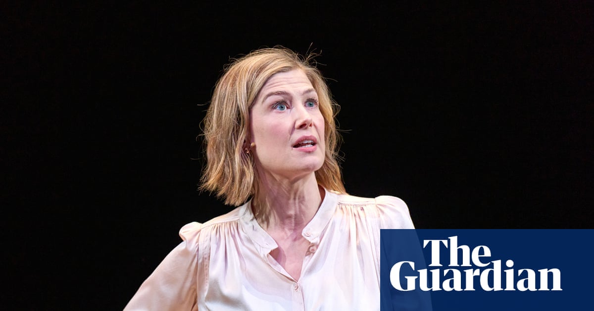 Rosamund Pike criticises audience member for texting during West End play | Rosamund Pike