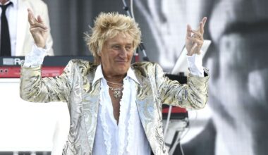 Rod Stewart suffers health scare live on stage as he uses oxygen tank | Celebrity News | Showbiz & TV