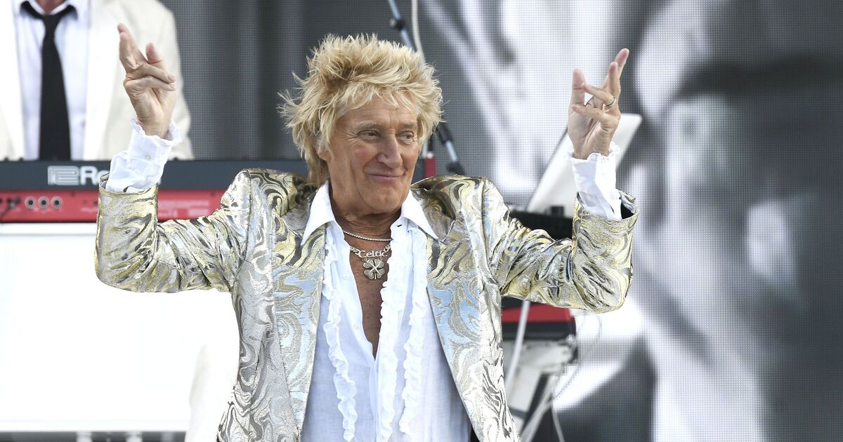 Rod Stewart suffers health scare live on stage as he uses oxygen tank | Celebrity News | Showbiz & TV