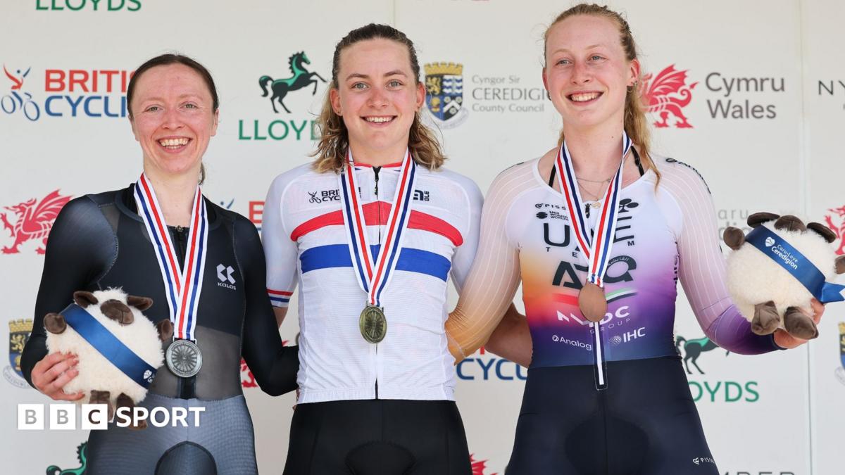 Anna Morris, Zoe Backstedt & Elynor Backstedt on the podium with medals