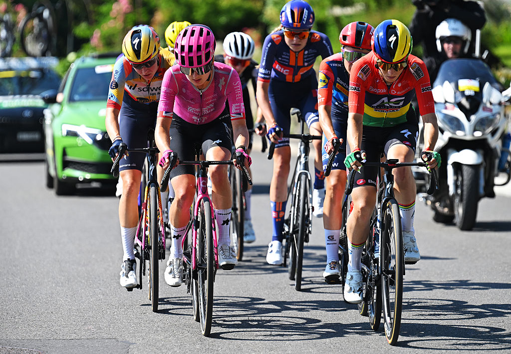 2026 Tour de Suisse Women stage 3: the eight riders in the break of the day.