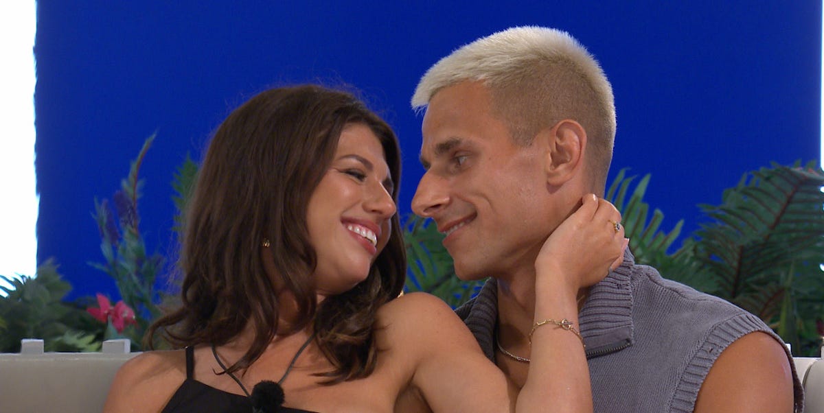 Love Island fans predict shock split as contestant awkwardly lies during challenge