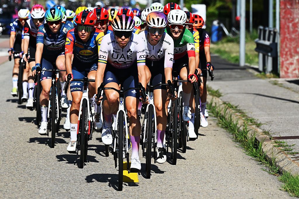 2026 Tour de Suisse Women stage 2: the bunch chasing down the two-up break