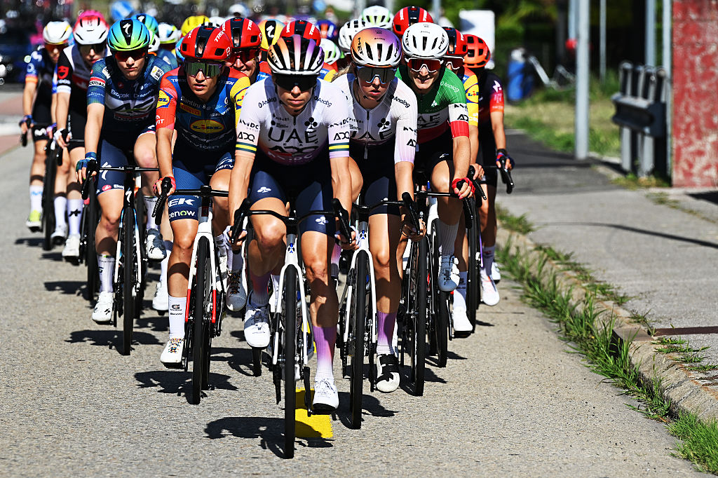 2026 Tour de Suisse Women stage 2: the bunch chasing down the two-up break