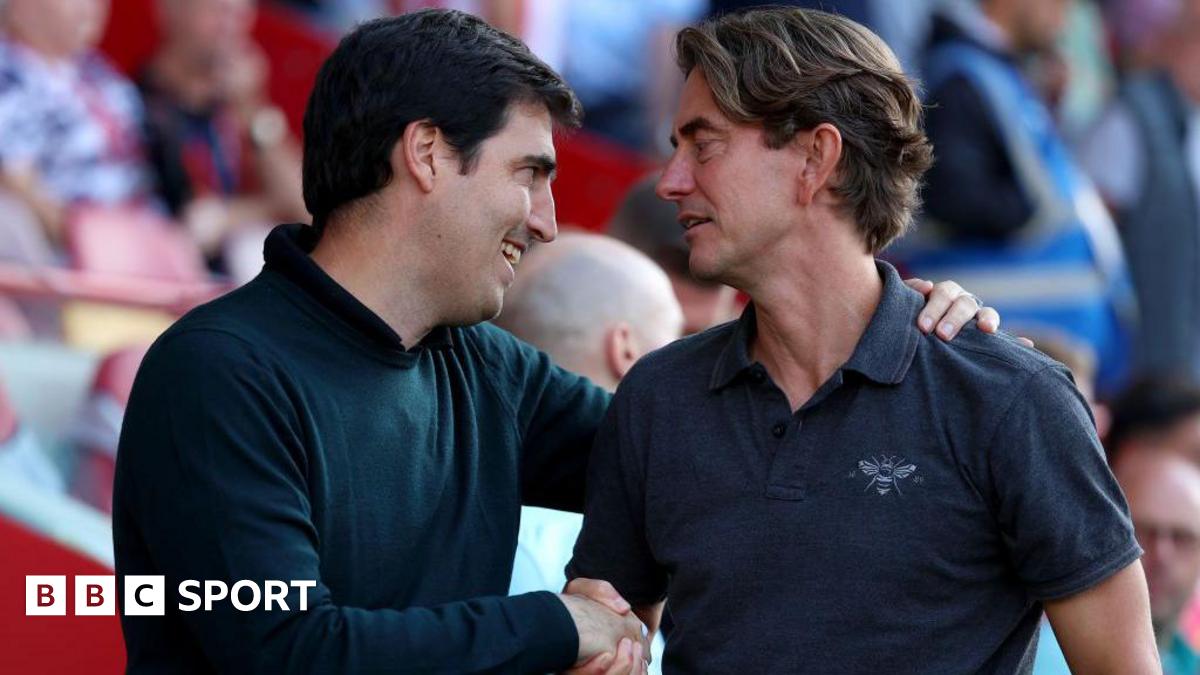 Andoni Iraola shaking hands with former Tottenham manager Thomas Frank
