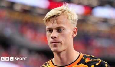 Jan Paul van Hecke warms up before the Netherlands' World Cup game against Japan