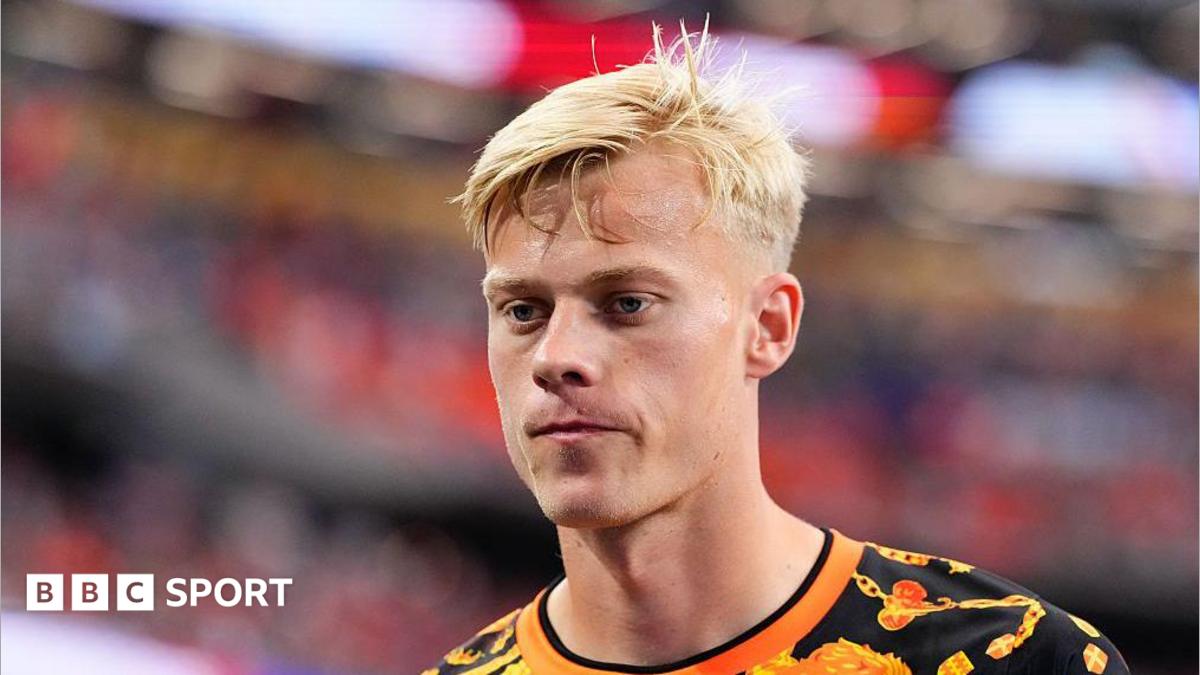Jan Paul van Hecke warms up before the Netherlands' World Cup game against Japan