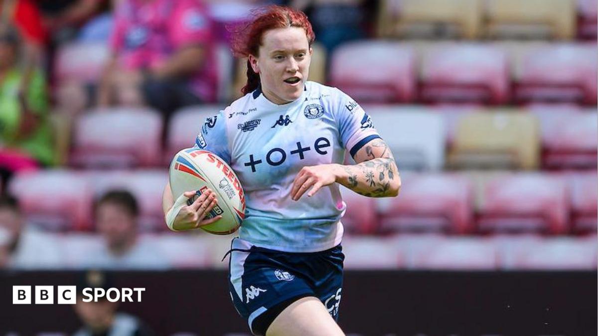 Wigan's Eva Hunter on her way to scoring a try
