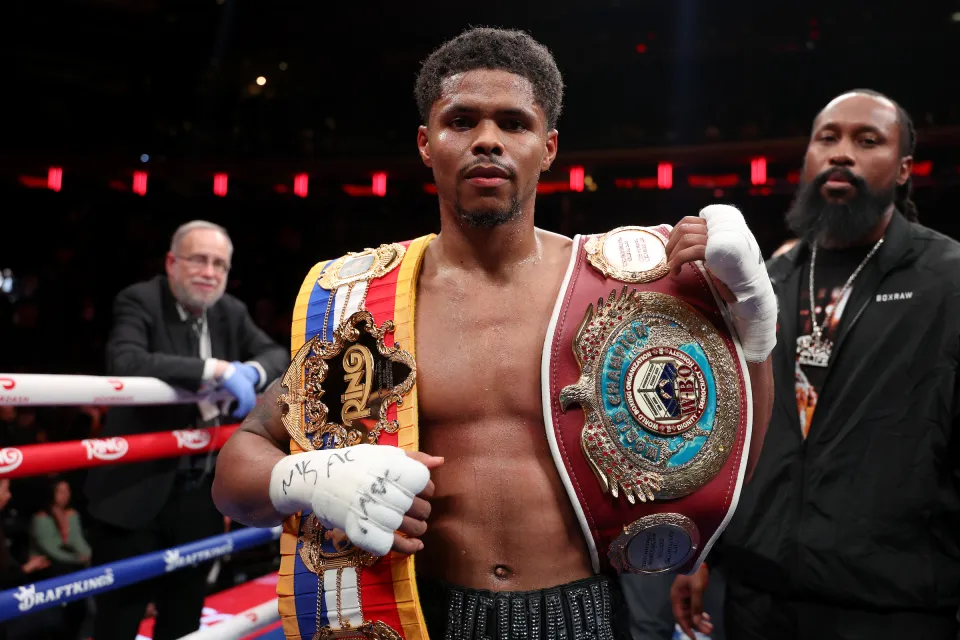Stevenson holds his titles after beating Lopez