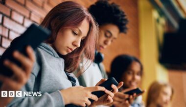 Keir Starmer set to ban under-16s from major social media platforms