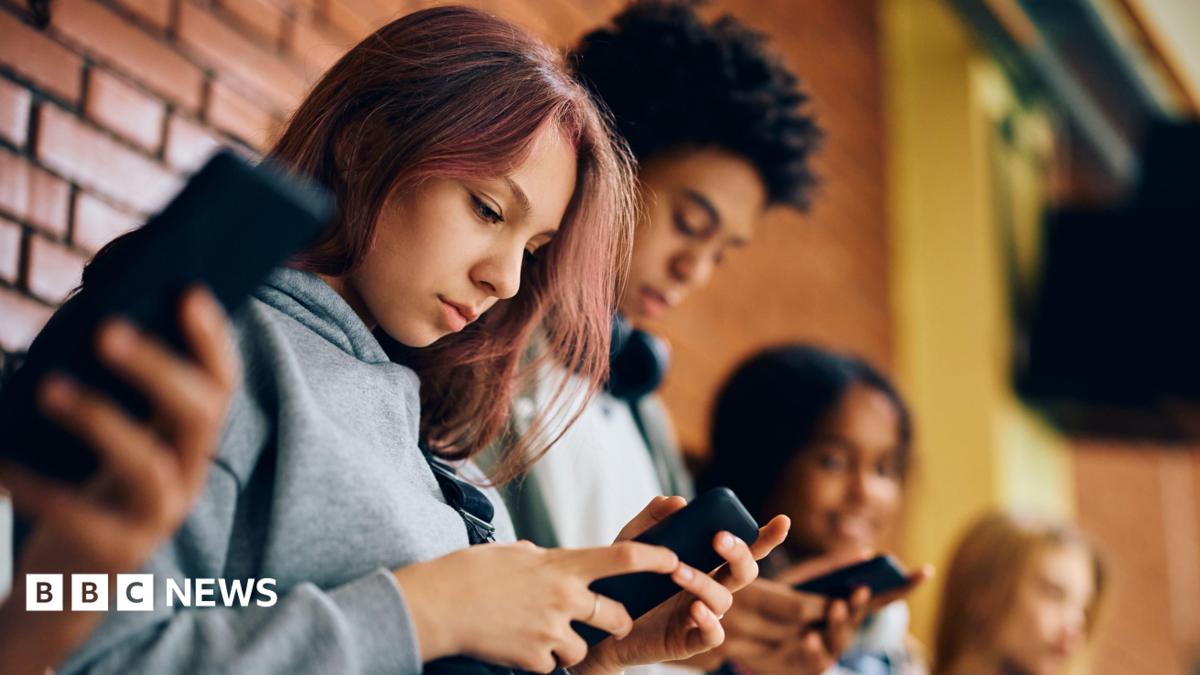 Keir Starmer set to ban under-16s from major social media platforms