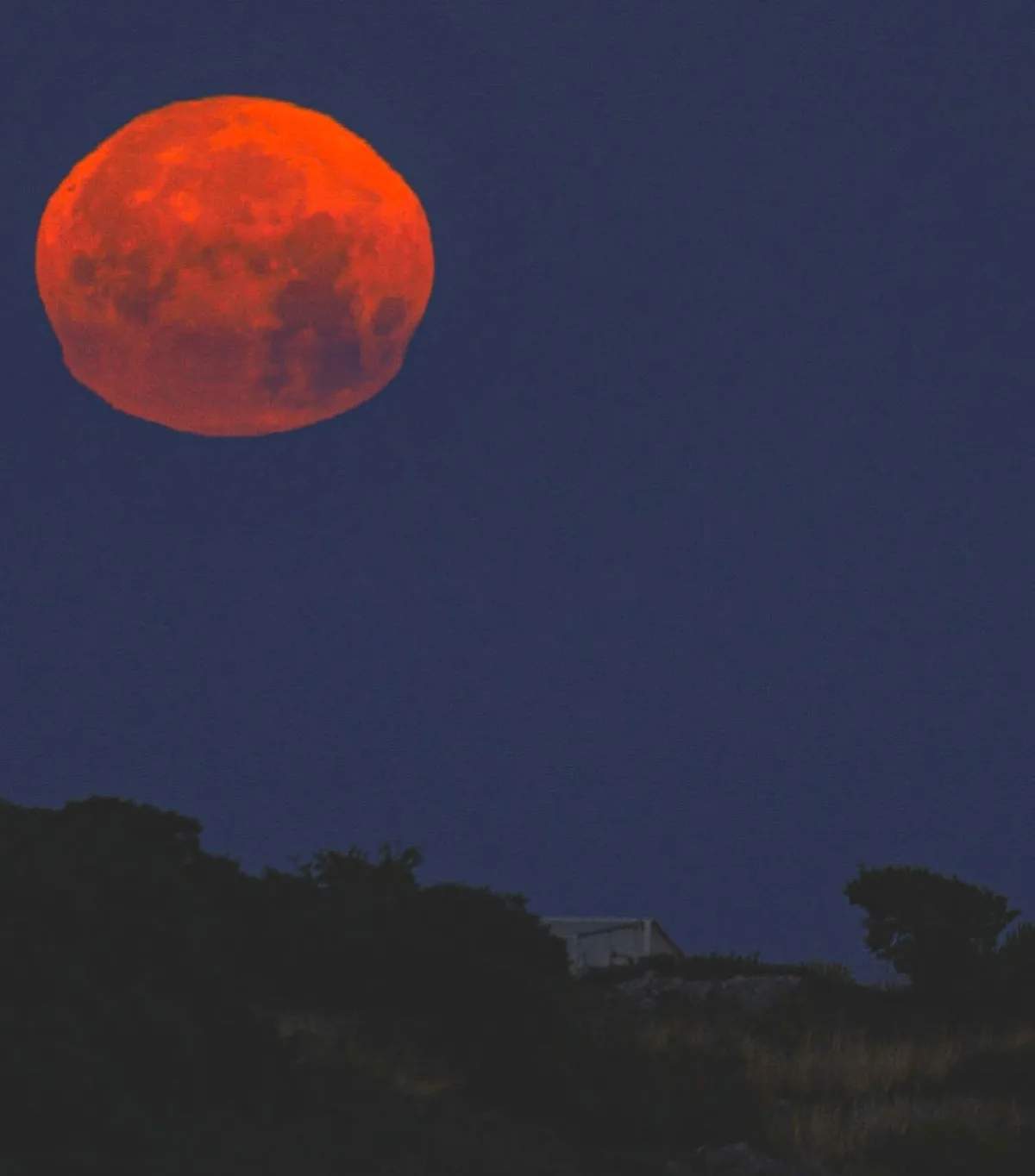 The setting Blue Moon captured by Giovanni Passalacqua, Ragusa, Sicily, Italy, 31 May 2026, 05:18 local time. Equipment: Canon EOS R DSLR camera, Sigma 600mm lens. Exposure: ISO 1250, f/7.0, 0.3s