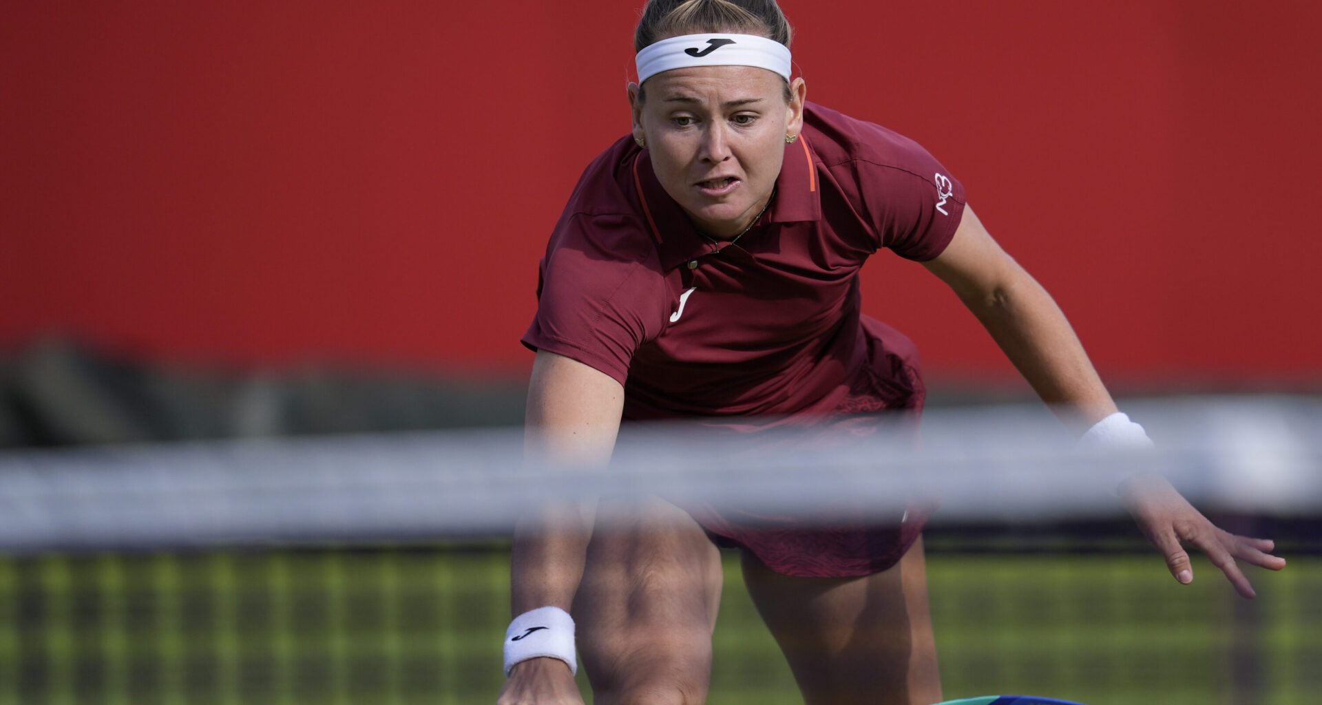 Bouzkova powers past Kudermetova to reach Queen's second round