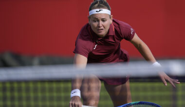 Bouzkova powers past Kudermetova to reach Queen's second round
