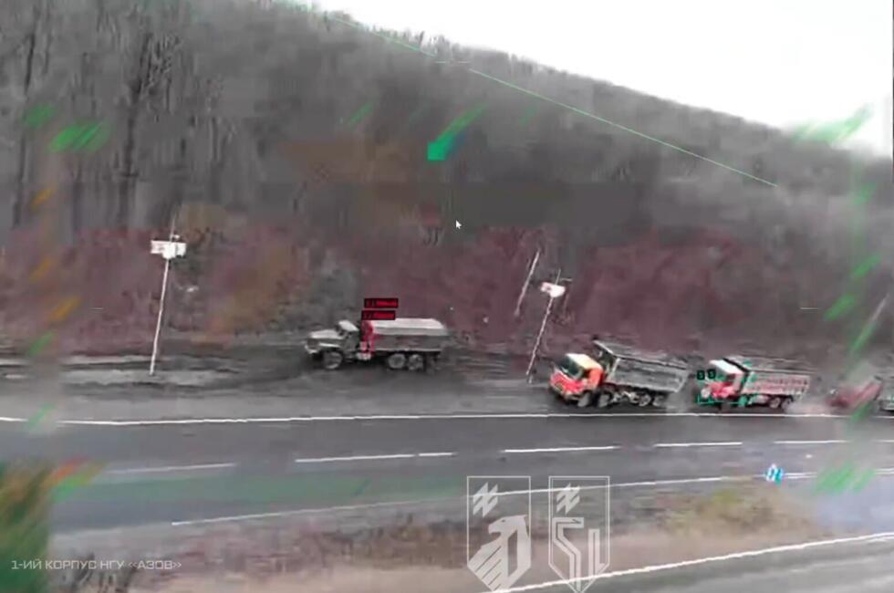 This video shows a Russian truck being targeted by a Hornet flown by the Azov brigade.
