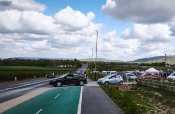Drivers pulling across new cycleway in Cheltenham