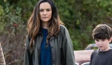 Catalina Sandino Moreno and Simon Webster in From Season 4