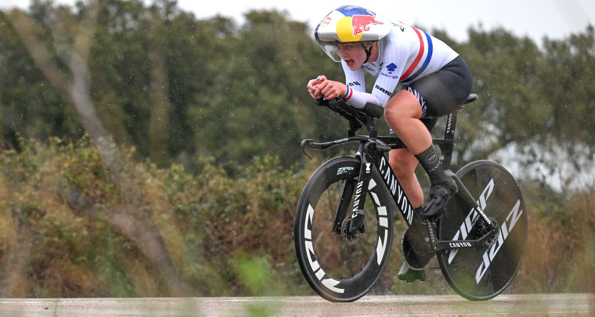 Zoe Bäckstedt defends her British time trial title ahead of Anna Morris