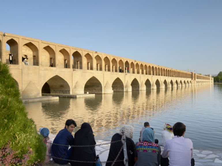 Die "33-Bogen-Brücke" oder auch "Si-o-se Pol" über den Zayandeh Rud Fluss in der iranischen Stadt Isfahan, aufgenommen am 23.04.2017. Die zweistöckigen Brücke mit seinen 33 Backsteinbögen ist 290,4 m lang und 13,5 m breit und für den Autoverkehr gesperrt. Die Brücke ist eines der Wahrzeichen der Stadt. (Photo by Thomas Schulze/picture alliance via Getty Images)