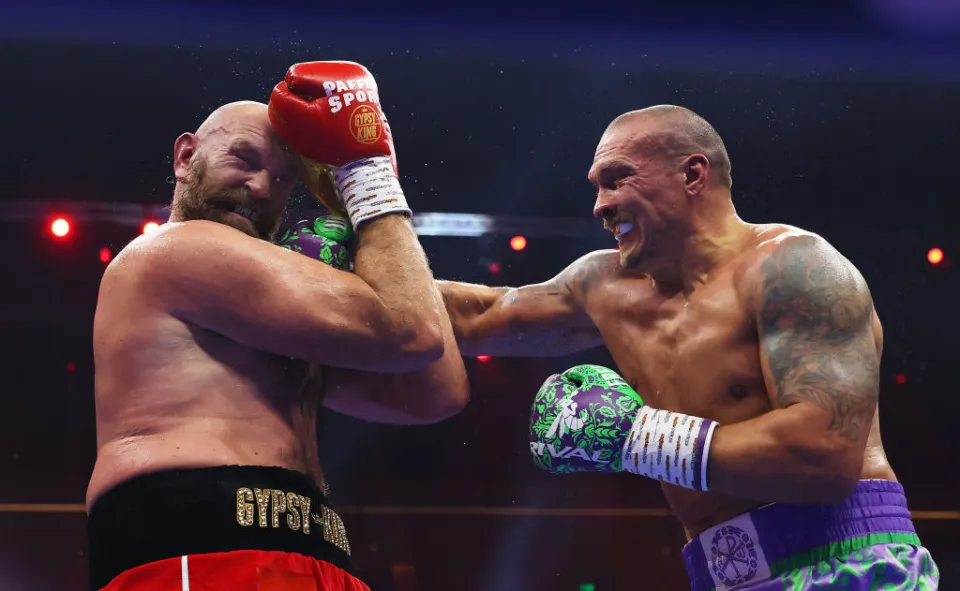 Oleksandr Usyk landing a punch on Tyson Fury