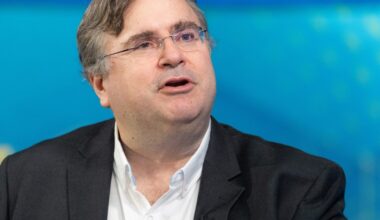 Reid Hoffman: SpaceX is 'not an AI company,' xAI is a 'train wreck'—and room for OpenAI, Anthropic